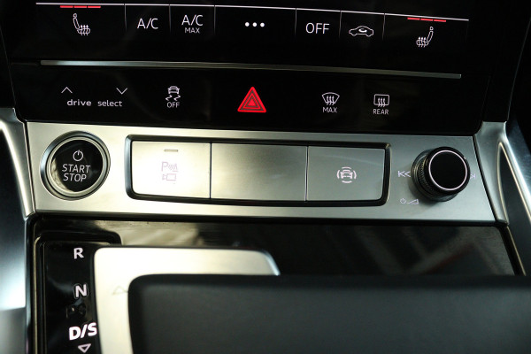 Audi e-tron 50 quattro Business edition Plus 71 kWh (PANORAMADAK, STOELVERWARMING, CAMERA, ELEKTR STOELEN, NAVIGATIE)