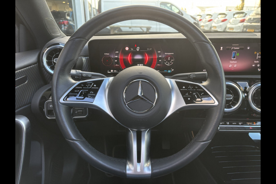 Mercedes-Benz A-Klasse 180 Business Line | Automaat | Pano | Parkeer Camera | Stoelverwarming