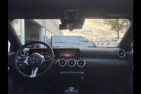 Mercedes-Benz A-Klasse 180 Business Line | Automaat | Pano | Parkeer Camera | Stoelverwarming