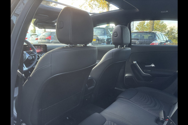 Mercedes-Benz A-Klasse 180 Business Line | Automaat | Pano | Parkeer Camera | Stoelverwarming
