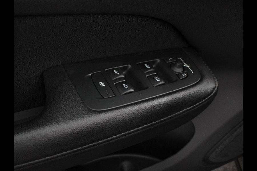 Volvo V60 2.0 T8 390pk Recharge AWD Inscription Expression Navigatie Apple Carplay Android Auto Elektrische trekhaak Parkeersensoren Elektrische achterklep Adaptive Cruise Control Virtual Cockpit Stoel- en stuurverwarming Ledverlichting  Climate Control