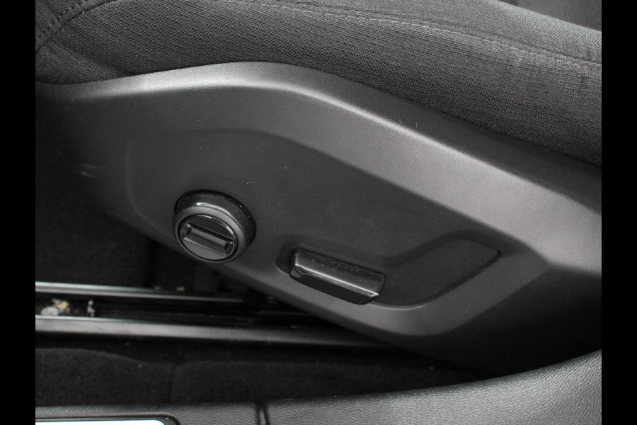 Volvo V60 2.0 T8 390pk Recharge AWD Inscription Expression Navigatie Apple Carplay Android Auto Elektrische trekhaak Parkeersensoren Elektrische achterklep Adaptive Cruise Control Virtual Cockpit Stoel- en stuurverwarming Ledverlichting  Climate Control