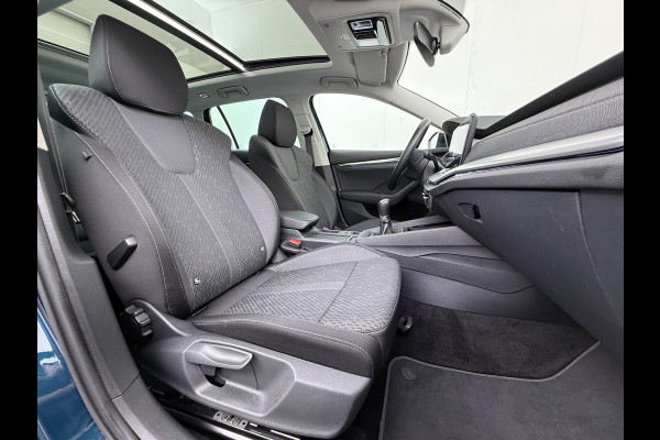 Škoda Octavia Combi 1.0TSI Pano.dak Trekhaak Adap.Cruise Stoelverwarming Navi Ecc Camera Apple Carplay Android Auto Pdc Business Edition Plus Keyless Elek.Achterklep DAB Lmv 17" Led P-Assist Virtual Cockpit Dealeronderhouden 1.300KG Trekgewicht Origineel Nederlandse Auto