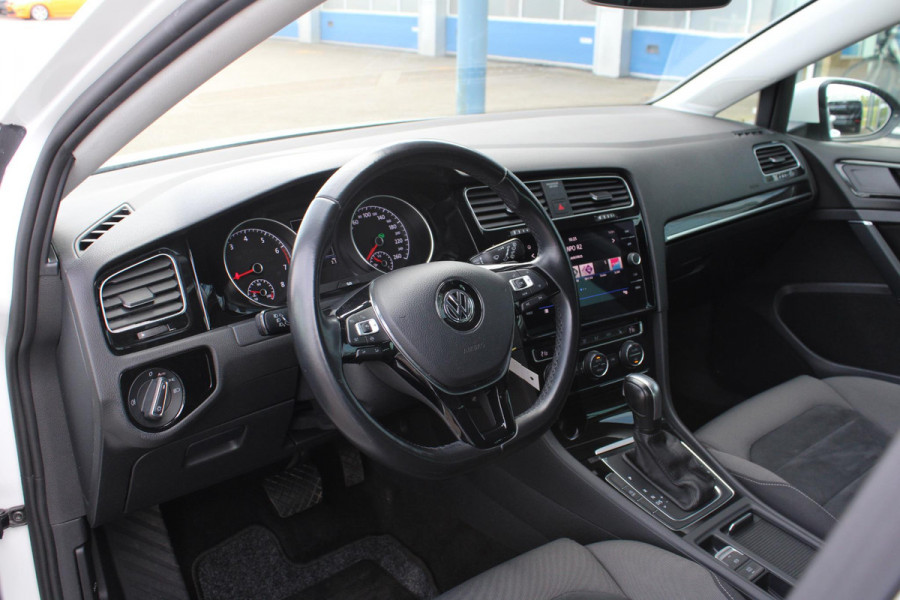 Volkswagen Golf 1.5 TSI Highline Business R | Alcantara Bekleding | Adaptive Cruise Control | Stoelverwarming | Climate Control | Navigatie | Parkeersensoren |