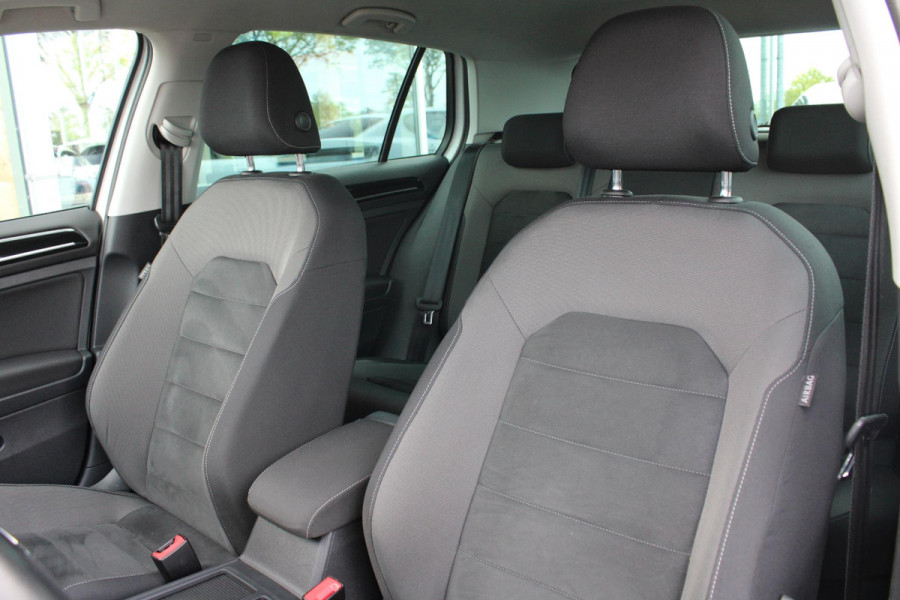Volkswagen Golf 1.5 TSI Highline Business R | Alcantara Bekleding | Adaptive Cruise Control | Stoelverwarming | Climate Control | Navigatie | Parkeersensoren |