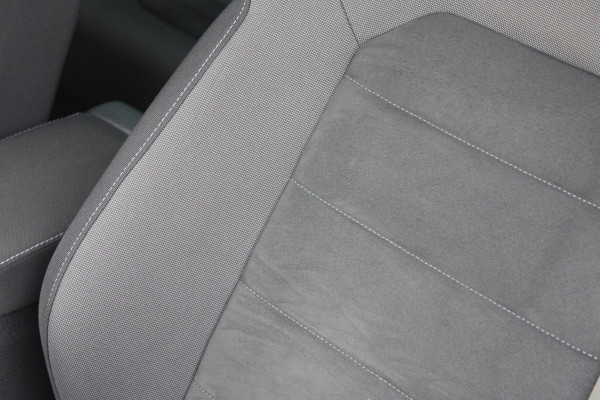 Volkswagen Golf 1.5 TSI Highline Business R | Alcantara Bekleding | Adaptive Cruise Control | Stoelverwarming | Climate Control | Navigatie | Parkeersensoren |