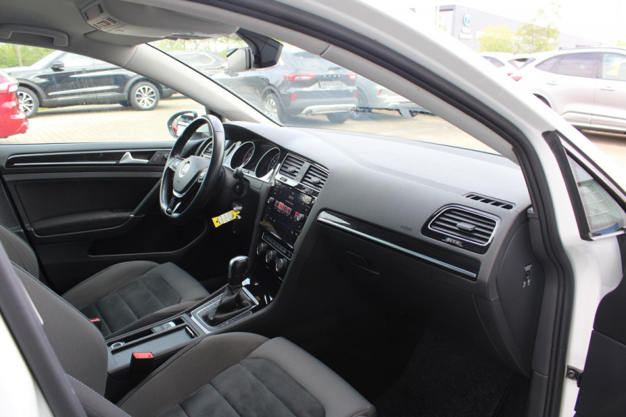 Volkswagen Golf 1.5 TSI Highline Business R | Alcantara Bekleding | Adaptive Cruise Control | Stoelverwarming | Climate Control | Navigatie | Parkeersensoren |