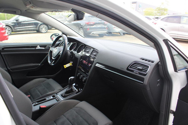 Volkswagen Golf 1.5 TSI Highline Business R | Alcantara Bekleding | Adaptive Cruise Control | Stoelverwarming | Climate Control | Navigatie | Parkeersensoren |