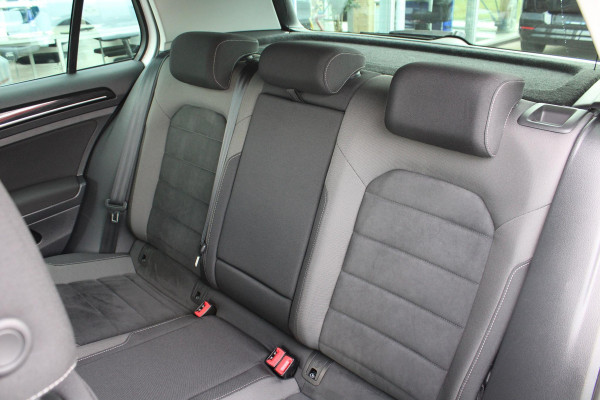 Volkswagen Golf 1.5 TSI Highline Business R | Alcantara Bekleding | Adaptive Cruise Control | Stoelverwarming | Climate Control | Navigatie | Parkeersensoren |