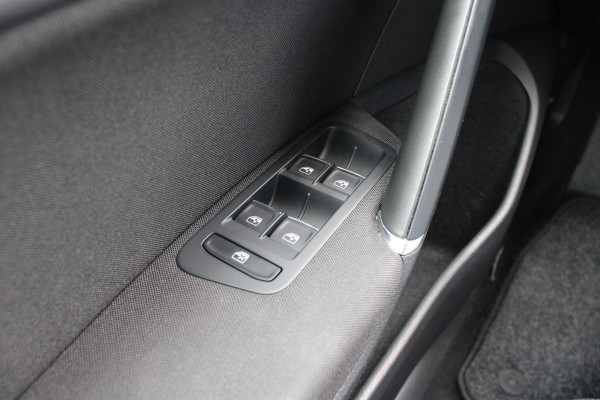 Volkswagen Golf 1.5 TSI Highline Business R | Alcantara Bekleding | Adaptive Cruise Control | Stoelverwarming | Climate Control | Navigatie | Parkeersensoren |