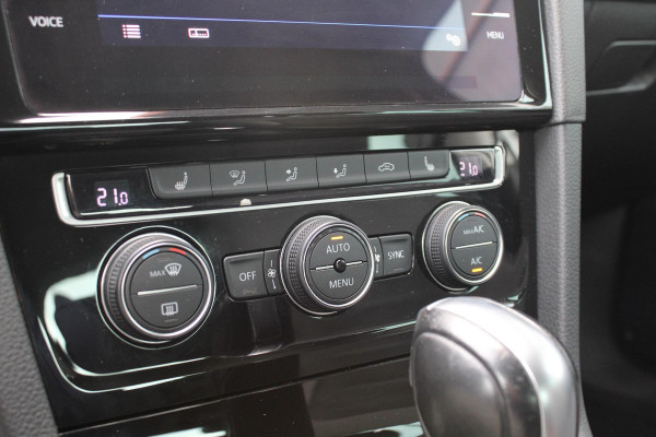Volkswagen Golf 1.5 TSI Highline Business R | Alcantara Bekleding | Adaptive Cruise Control | Stoelverwarming | Climate Control | Navigatie | Parkeersensoren |