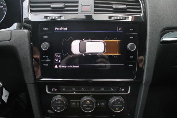 Volkswagen Golf 1.5 TSI Highline Business R | Alcantara Bekleding | Adaptive Cruise Control | Stoelverwarming | Climate Control | Navigatie | Parkeersensoren |