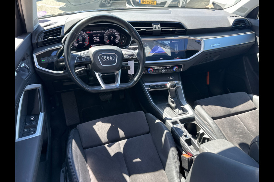 Audi Q3 35 TFSI S Line Pro Line S S-Line | Panoramadak | Stoelverwarming | Camera | Cruise Control | Apple Carplay | Dodehoekdetectie | Navigatie | Parkeersensoren |