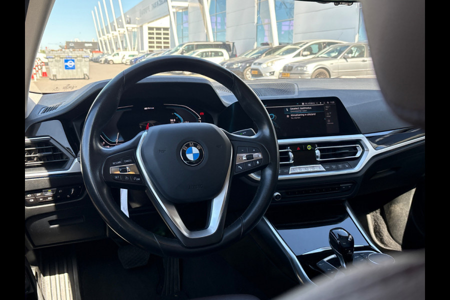 BMW 3-serie 330e eDrive Edition High Executive | Stoelverwarming | Navigatie | Apple Carplay | Parkeersensoren | Keyless | Cruise Control | LED | Leer | Trekhaak | Climate Control |
