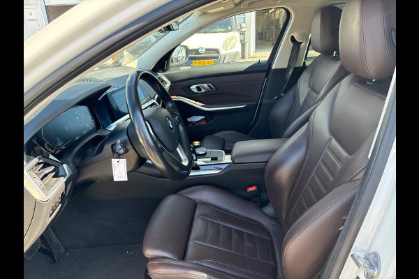 BMW 3-serie 330e eDrive Edition High Executive | Stoelverwarming | Navigatie | Apple Carplay | Parkeersensoren | Keyless | Cruise Control | LED | Leer | Trekhaak | Climate Control |