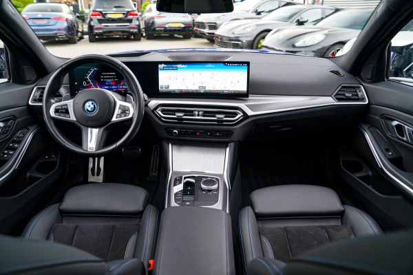 BMW 3 Serie Touring 330e xDrive M-pakket | Panorama | HuD | Sfeerverlichting | BMW LED | Camera | Portimao blau metallic |