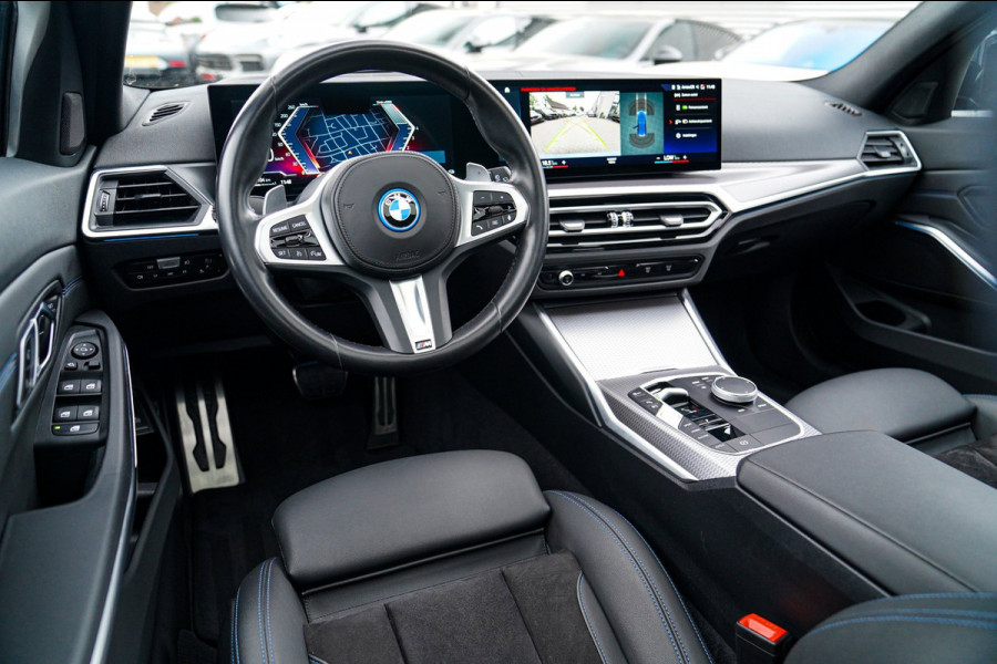BMW 3 Serie Touring 330e xDrive M-pakket | Panorama | HuD | Sfeerverlichting | BMW LED | Camera | Portimao blau metallic |