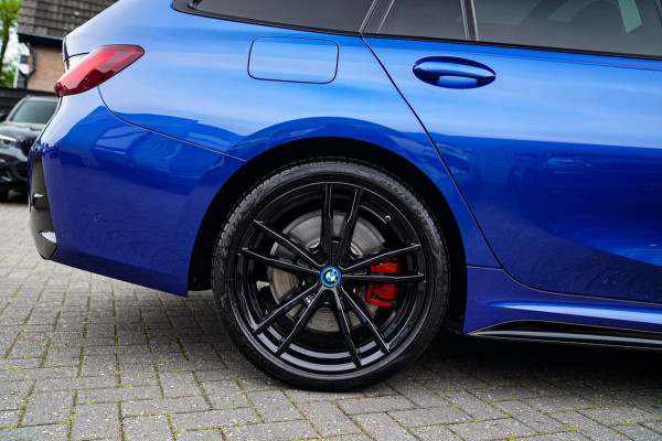 BMW 3 Serie Touring 330e xDrive M-pakket | Panorama | HuD | Sfeerverlichting | BMW LED | Camera | Portimao blau metallic |