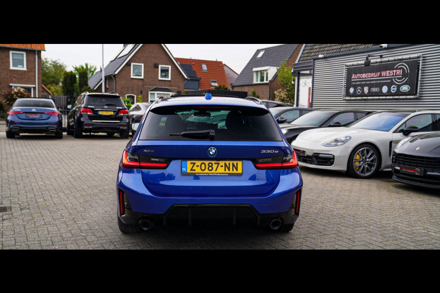 BMW 3 Serie Touring 330e xDrive M-pakket | Panorama | HuD | Sfeerverlichting | BMW LED | Camera | Portimao blau metallic |