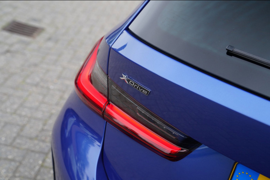 BMW 3 Serie Touring 330e xDrive M-pakket | Panorama | HuD | Sfeerverlichting | BMW LED | Camera | Portimao blau metallic |