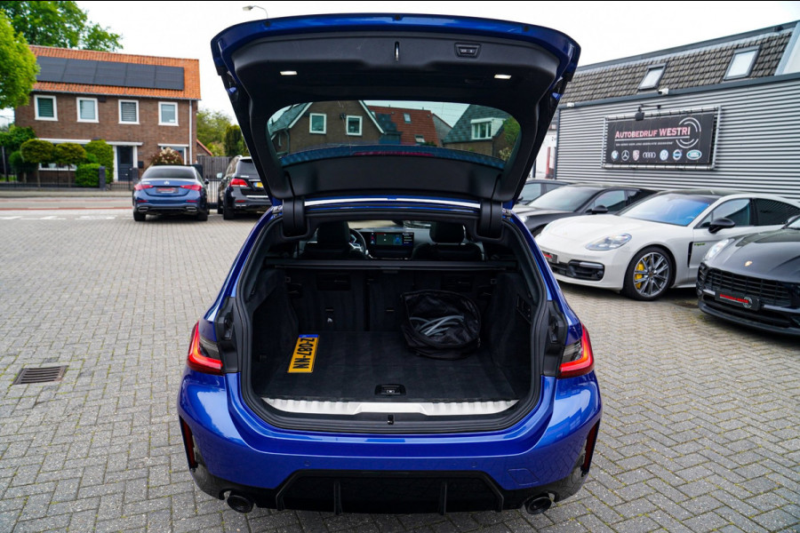 BMW 3 Serie Touring 330e xDrive M-pakket | Panorama | HuD | Sfeerverlichting | BMW LED | Camera | Portimao blau metallic |