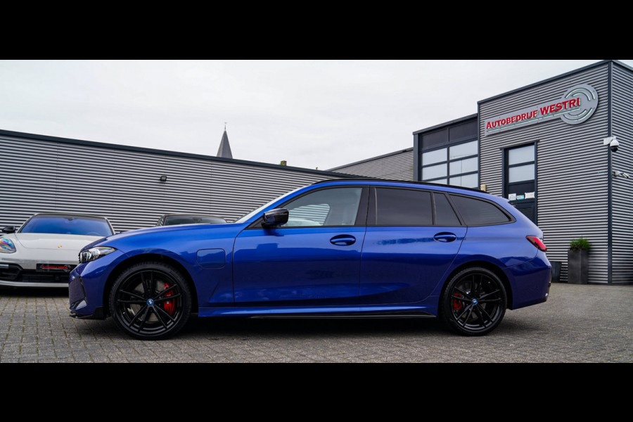 BMW 3 Serie Touring 330e xDrive M-pakket | Panorama | HuD | Sfeerverlichting | BMW LED | Camera | Portimao blau metallic |