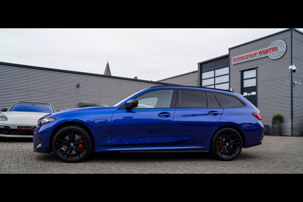 BMW 3 Serie Touring 330e xDrive M-pakket | Panorama | HuD | Sfeerverlichting | BMW LED | Camera | Portimao blau metallic |