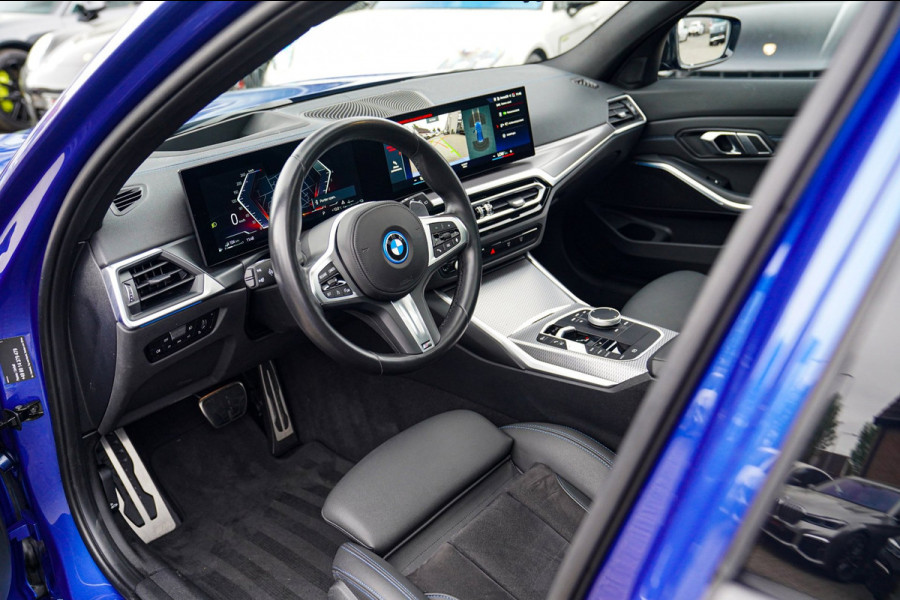 BMW 3 Serie Touring 330e xDrive M-pakket | Panorama | HuD | Sfeerverlichting | BMW LED | Camera | Portimao blau metallic |