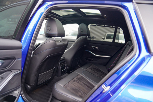 BMW 3 Serie Touring 330e xDrive M-pakket | Panorama | HuD | Sfeerverlichting | BMW LED | Camera | Portimao blau metallic |