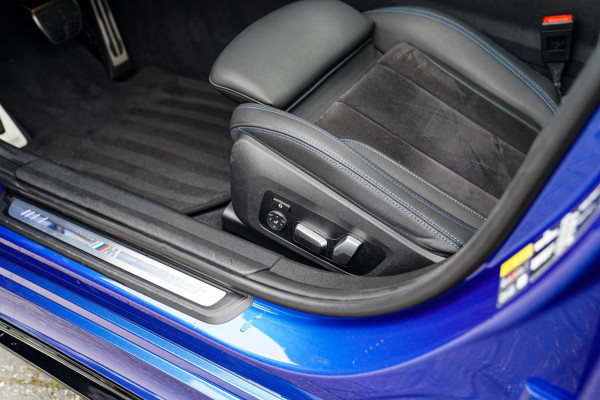 BMW 3 Serie Touring 330e xDrive M-pakket | Panorama | HuD | Sfeerverlichting | BMW LED | Camera | Portimao blau metallic |