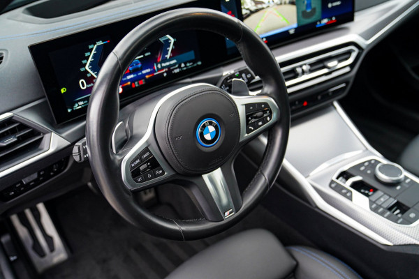 BMW 3 Serie Touring 330e xDrive M-pakket | Panorama | HuD | Sfeerverlichting | BMW LED | Camera | Portimao blau metallic |