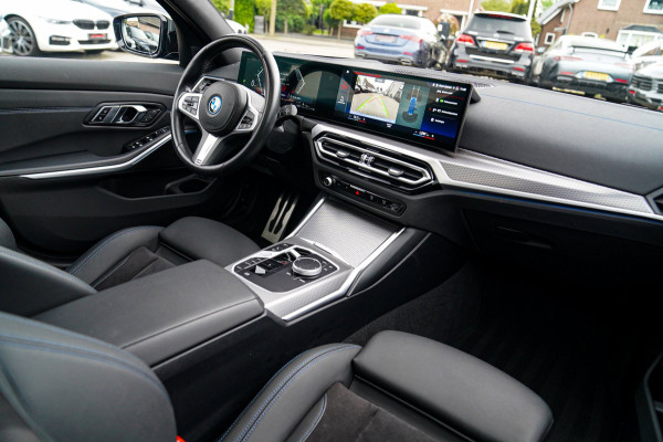 BMW 3 Serie Touring 330e xDrive M-pakket | Panorama | HuD | Sfeerverlichting | BMW LED | Camera | Portimao blau metallic |