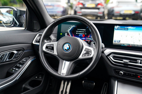 BMW 3 Serie Touring 330e xDrive M-pakket | Panorama | HuD | Sfeerverlichting | BMW LED | Camera | Portimao blau metallic |