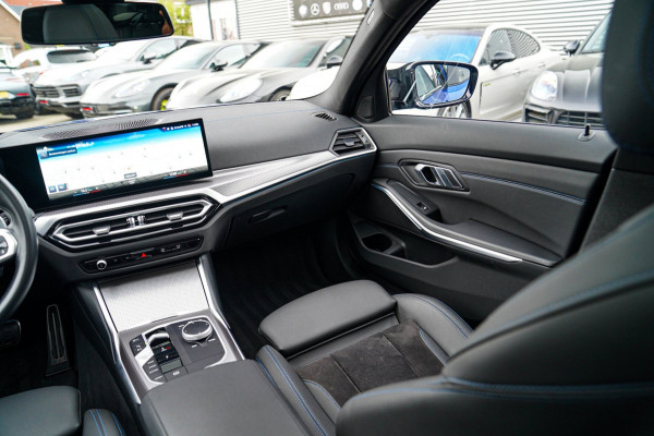 BMW 3 Serie Touring 330e xDrive M-pakket | Panorama | HuD | Sfeerverlichting | BMW LED | Camera | Portimao blau metallic |