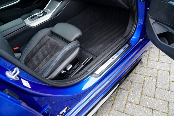 BMW 3 Serie Touring 330e xDrive M-pakket | Panorama | HuD | Sfeerverlichting | BMW LED | Camera | Portimao blau metallic |
