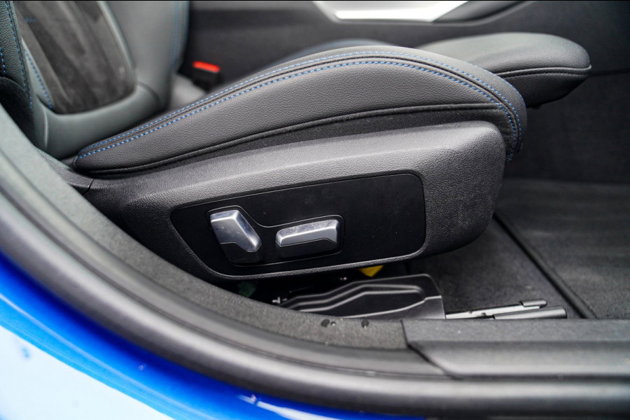BMW 3 Serie Touring 330e xDrive M-pakket | Panorama | HuD | Sfeerverlichting | BMW LED | Camera | Portimao blau metallic |
