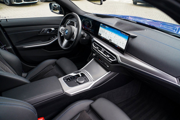 BMW 3 Serie Touring 330e xDrive M-pakket | Panorama | HuD | Sfeerverlichting | BMW LED | Camera | Portimao blau metallic |