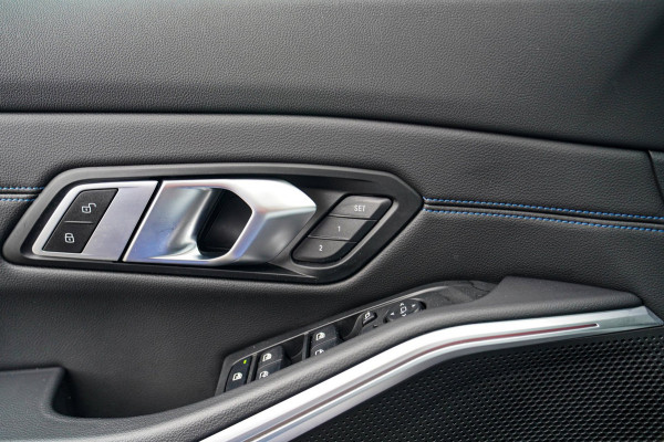 BMW 3 Serie Touring 330e xDrive M-pakket | Panorama | HuD | Sfeerverlichting | BMW LED | Camera | Portimao blau metallic |