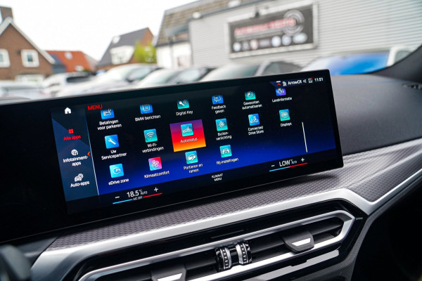 BMW 3 Serie Touring 330e xDrive M-pakket | Panorama | HuD | Sfeerverlichting | BMW LED | Camera | Portimao blau metallic |