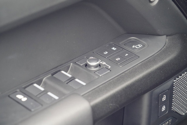 Land Rover Defender 110 5.0 P525 110 V8 / Pano / Trekhaak / Head-Up / Meridian Audio / 360 Camera / Compleet!