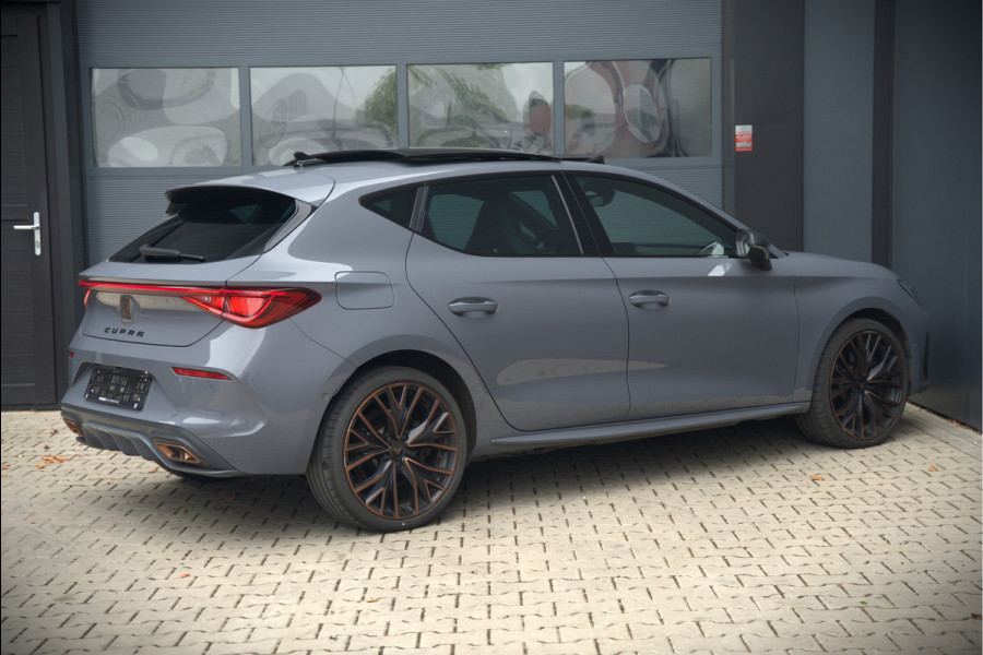 CUPRA Leon 1.4 e-Hybrid VZ Copper Edition | Panoramadak | Stoelverwarming | Stuurverwarming | Kuipstoelen | Camera | Adaptive Cruise Control | Keyless | Ambiance Verlichting | Apple Carplay |