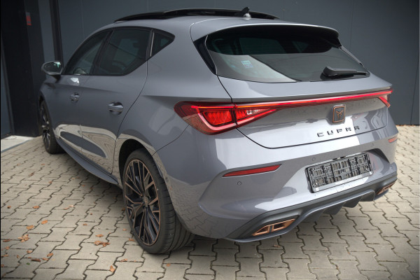 CUPRA Leon 1.4 e-Hybrid VZ Copper Edition | Panoramadak | Stoelverwarming | Stuurverwarming | Kuipstoelen | Camera | Adaptive Cruise Control | Keyless | Ambiance Verlichting | Apple Carplay |