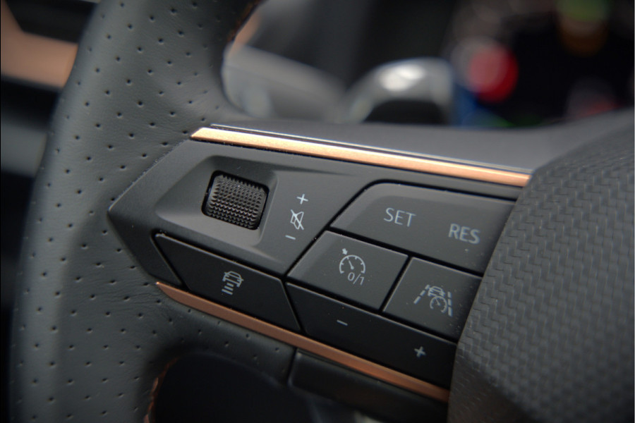 CUPRA Leon 1.4 e-Hybrid VZ Copper Edition | Panoramadak | Stoelverwarming | Stuurverwarming | Kuipstoelen | Camera | Adaptive Cruise Control | Keyless | Ambiance Verlichting | Apple Carplay |