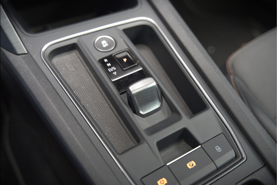 CUPRA Leon 1.4 e-Hybrid VZ Copper Edition | Panoramadak | Stoelverwarming | Stuurverwarming | Kuipstoelen | Camera | Adaptive Cruise Control | Keyless | Ambiance Verlichting | Apple Carplay |
