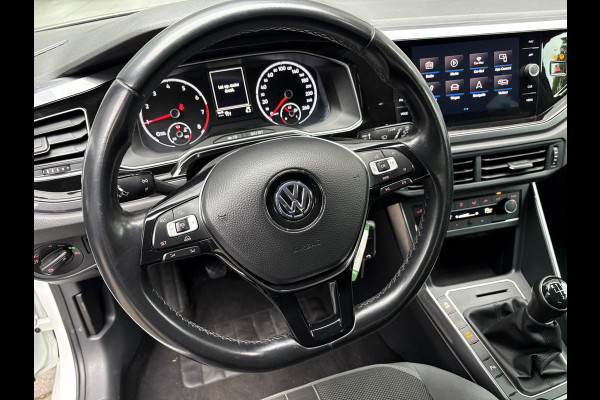 Volkswagen Polo 1.0 TSI Highline Airco - Apple carplay - Navigatie - Parkeersensoren - Parkeer assistent - Cruise control - Licht metalen velgen 16 inch - Lederen versnellingspook - Bluetooth - Led verlichting - Radio - Start/stop systeem - Stuur leder - Stuur multifunctioneel - Elektrische ramen