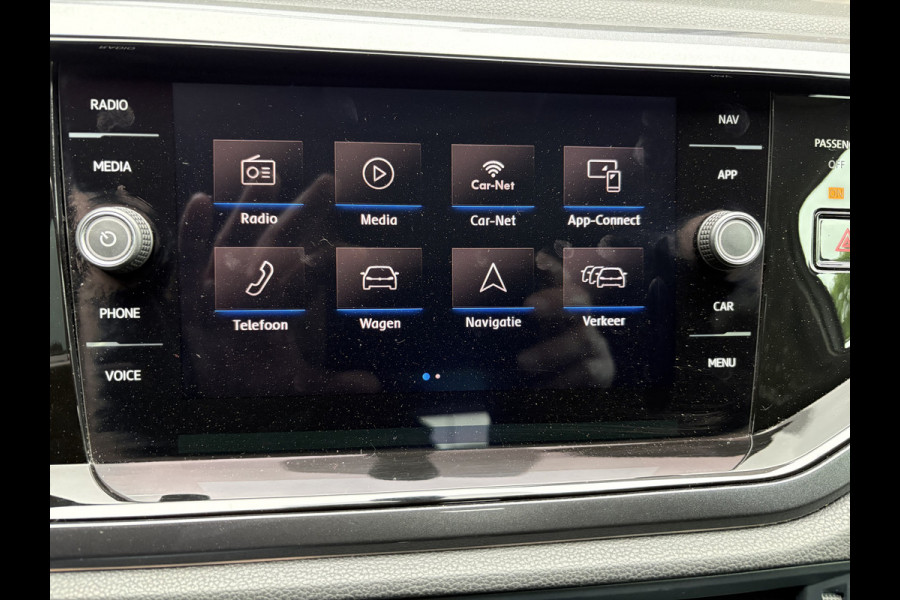 Volkswagen Polo 1.0 TSI Highline Airco - Apple carplay - Navigatie - Parkeersensoren - Parkeer assistent - Cruise control - Licht metalen velgen 16 inch - Lederen versnellingspook - Bluetooth - Led verlichting - Radio - Start/stop systeem - Stuur leder - Stuur multifunctioneel - Elektrische ramen