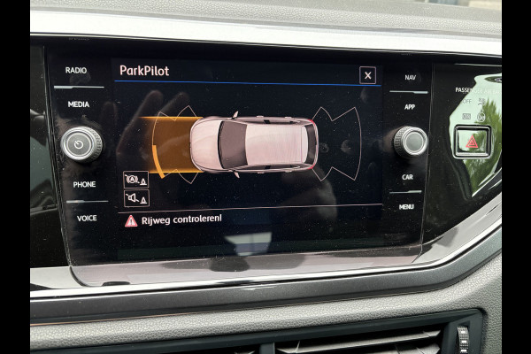 Volkswagen Polo 1.0 TSI Highline Airco - Apple carplay - Navigatie - Parkeersensoren - Parkeer assistent - Cruise control - Licht metalen velgen 16 inch - Lederen versnellingspook - Bluetooth - Led verlichting - Radio - Start/stop systeem - Stuur leder - Stuur multifunctioneel - Elektrische ramen