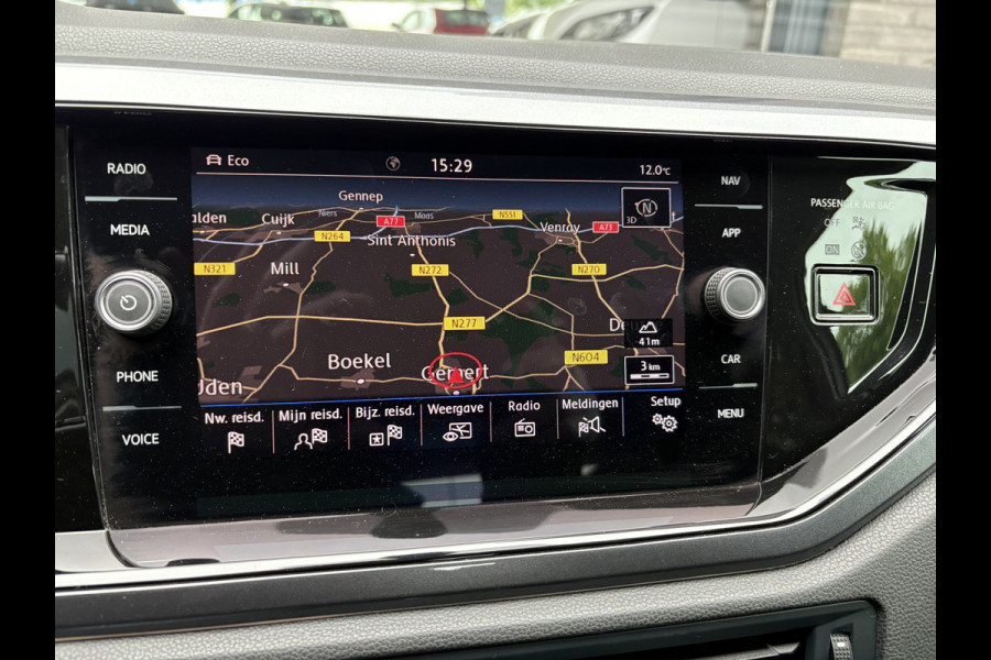 Volkswagen Polo 1.0 TSI Highline Airco - Apple carplay - Navigatie - Parkeersensoren - Parkeer assistent - Cruise control - Licht metalen velgen 16 inch - Lederen versnellingspook - Bluetooth - Led verlichting - Radio - Start/stop systeem - Stuur leder - Stuur multifunctioneel - Elektrische ramen
