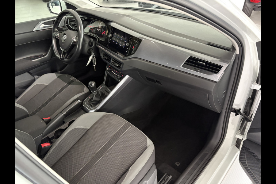 Volkswagen Polo 1.0 TSI Highline Airco - Apple carplay - Navigatie - Parkeersensoren - Parkeer assistent - Cruise control - Licht metalen velgen 16 inch - Lederen versnellingspook - Bluetooth - Led verlichting - Radio - Start/stop systeem - Stuur leder - Stuur multifunctioneel - Elektrische ramen