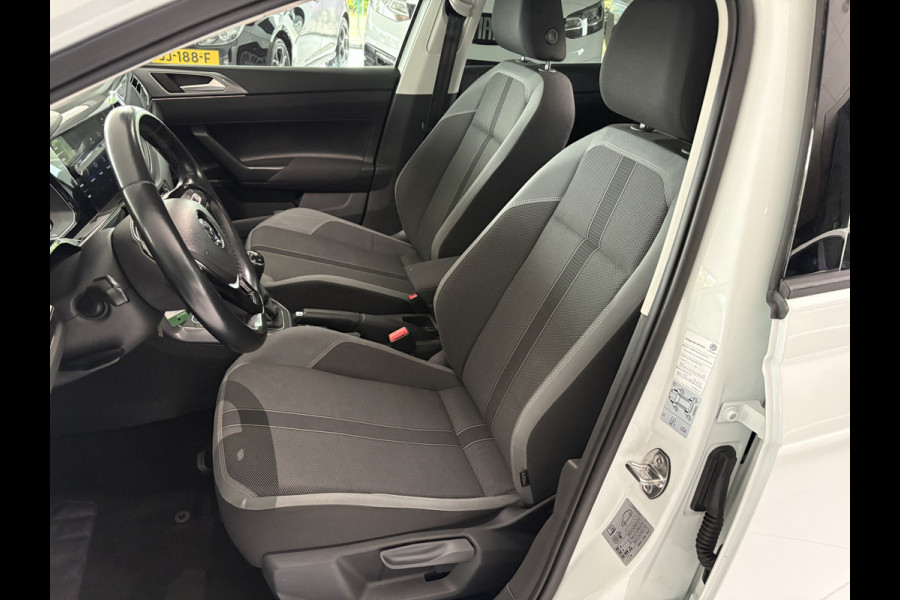 Volkswagen Polo 1.0 TSI Highline Airco - Apple carplay - Navigatie - Parkeersensoren - Parkeer assistent - Cruise control - Licht metalen velgen 16 inch - Lederen versnellingspook - Bluetooth - Led verlichting - Radio - Start/stop systeem - Stuur leder - Stuur multifunctioneel - Elektrische ramen